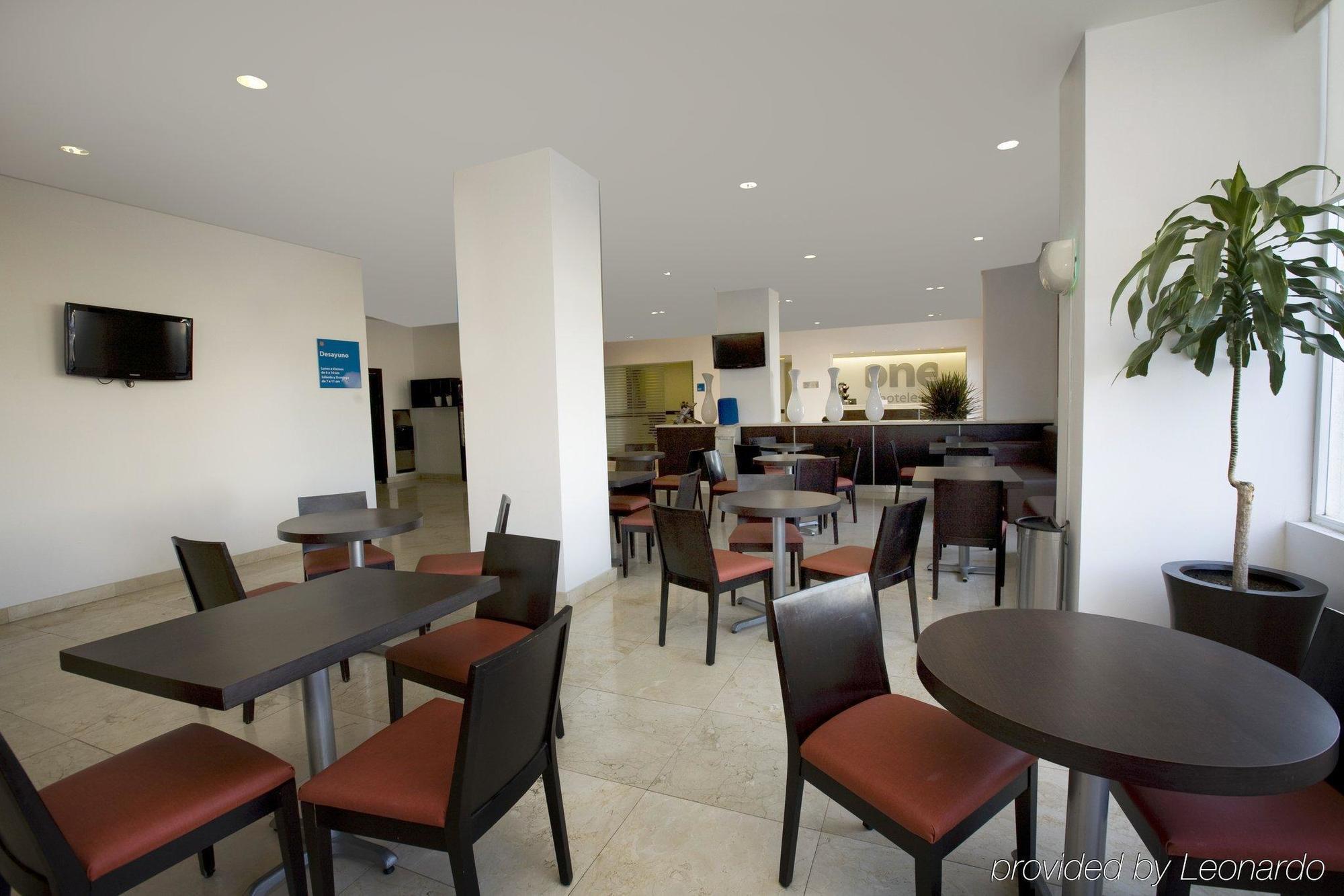 One Aguascalientes Sur Hotell Restaurang bild